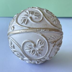 Esfera Decorativa Barroca con Enredadera de Hojas