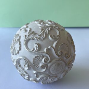 Esfera Decorativa Rococó con Volutas y Motivos Florales