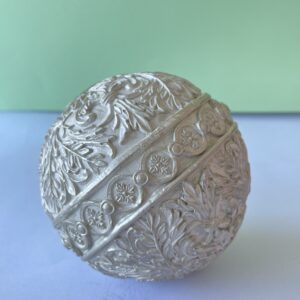 Esfera Decorativa Clásica con Relieve de Hojas Acanto