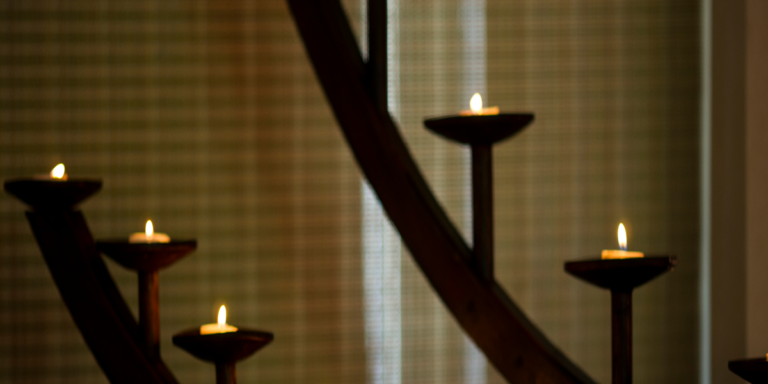 Candelabros modernos vs clásicos: cuál elegir según tu estilo