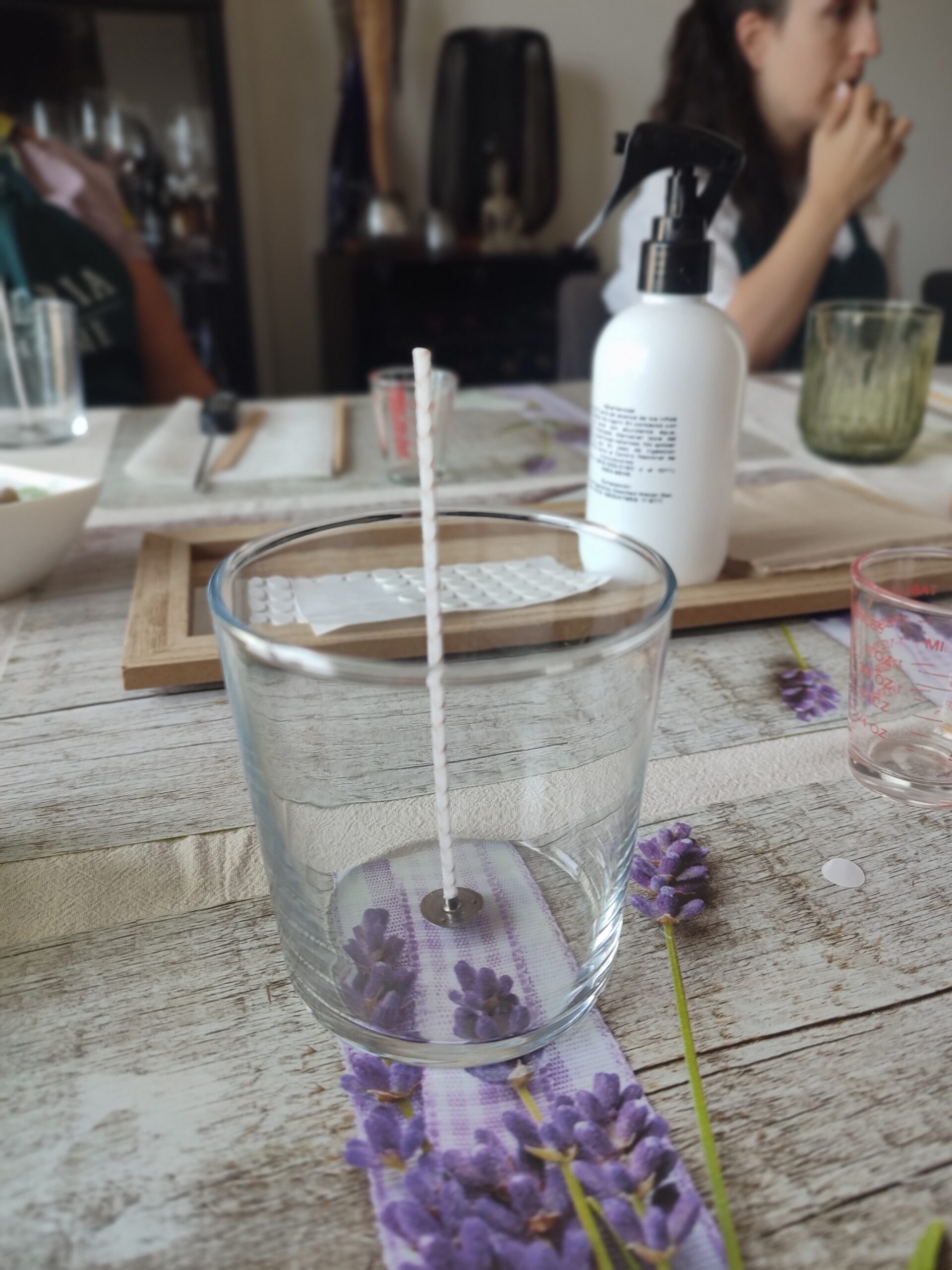 Detalle de la elaboración de una vela aromática en el taller Suite & Candle de Andiria Home